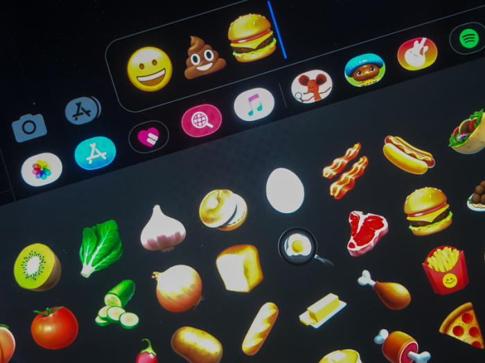 Verschiedene Emojis sind auf einem Tablet zu sehen. Aus mittlerweile über 3000 verschiedenen Emojis lässt sich für fast jeden Anlass das richtige Emoji finden. Foto: Jörg Carstensen/dpa