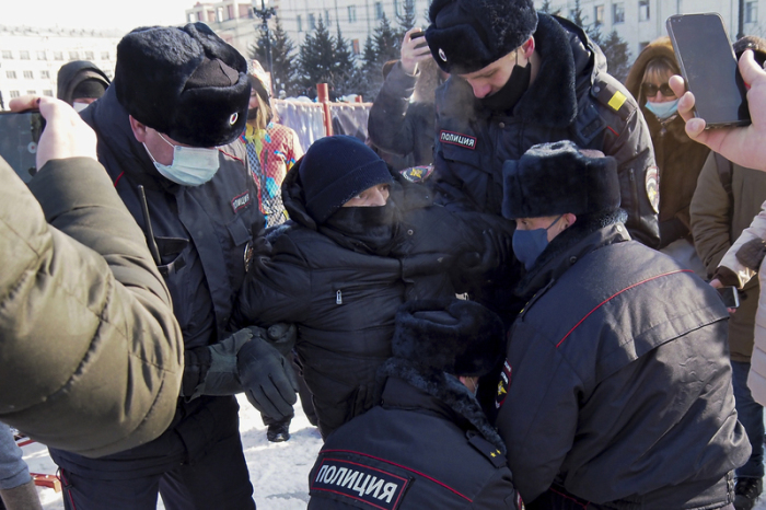 Die Polizei verhaftet einen Mann während eines Protestes gegen die Inhaftierung des Oppositionsführers Alexej Nawalny in Chabarowsk, 6.100 Kilometer (3.800 Meilen) östlich von Moskau. Foto: Igor Volkov/dpa