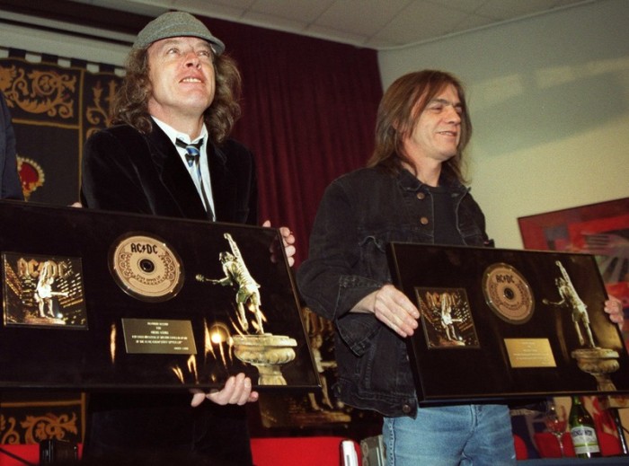Malcolm Young (r.) mit Bruder Angus. Foto: epa/Guillermo Junquera 