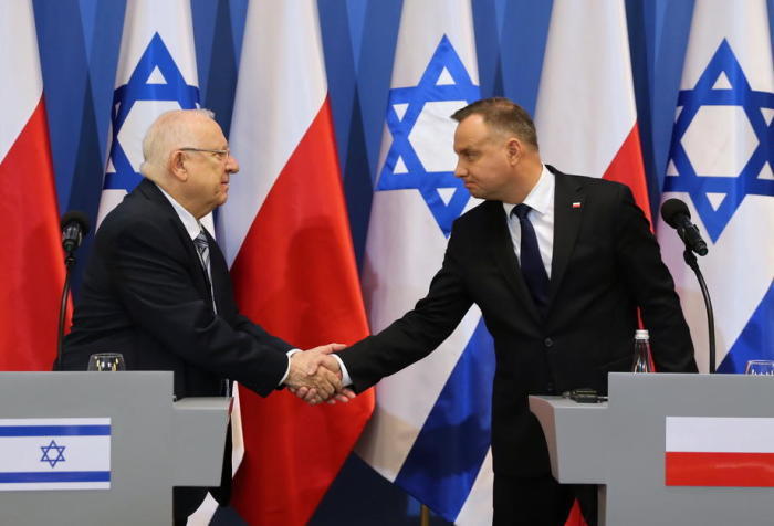 Der polnische Präsident Andrzej Duda (R) schüttelt dem israelischen Präsidenten Reuven Rivlin (L) während einer gemeinsamen Pressekonferenz nach ihrem Treffen in Oswiecim die Hand. Foto: epa/Andrzej Grygiel