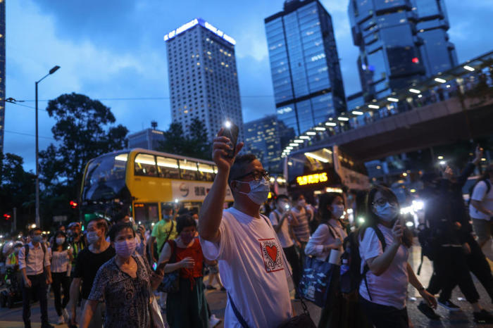 Aktivistinnen und Aktivisten nehmen an einer Kundgebung anlässlich des ersten Jahrestages seit eine Million Menschen gegen das jetzt abgeschaffte Auslieferungsgesetz in Hongkong, China, am 09. Juni 2020 teil. Foto: epa/Jerome Favre