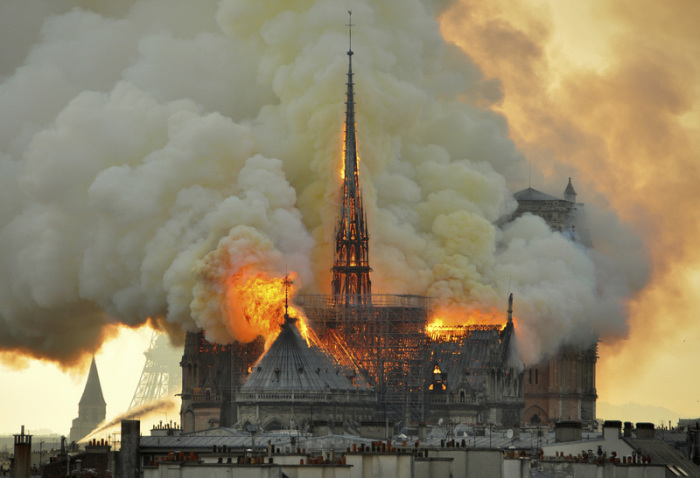 Flammen und Rauch steigen aus der Kathedrale Notre Dame auf. Die Pariser Kathedrale wurde bei einem Feuer am 15. April 2019 schwer beschädigt. Mittlerweile ist der Wiederaufbau voll im Gange. Mittlerweile ist der Wied... Foto: Thierry Mallet/dpa
