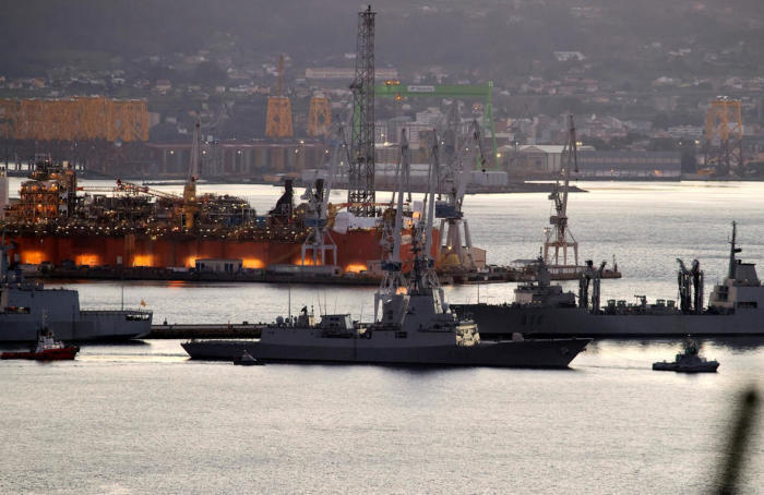 Die Fregatte Blas de Lezo verlässt den Hafen, um an einer NATO-Mission teilzunehmen. Foto: epa/Kiko Delgado