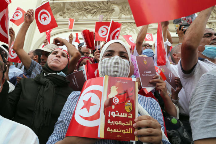Gegner des tunesischen Präsidenten Kais Saied nehmen an einer Demonstration teil. Foto: epa/Mohamed Messara