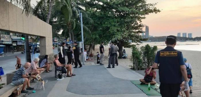 Polizeibeamte aus Pattaya wiesen die angetroffenen Personen an, sich nicht am Strand zu versammeln, kein Alkohol zu trinken und im Freien eine Maske zu tragen. Foto: Pattaya City