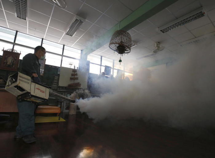 Schulen im ganzen Land zeigen sich besorgt über die steigende Zahl der Dengue-Infektionen und haben damit begonnen, Maßnahmen einzuleiten. Unter anderem werden die Klassenräume ausgesprüht. Foto: epa/Narong Sangnak