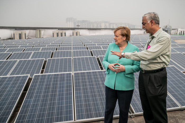 Bundeskanzlerin Angela Merkel (CDU), besichtigt die mit Solarenergie betriebene Metrostation Dwarka Sector 21 und lässt sich im Rahmen des Besuchs den Betrieb von elektrisch angetriebenen e-Rikschas erklären. Foto: Michael Kappeler/Dpa 