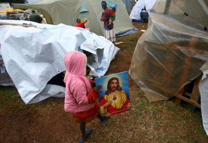 Ein Kleinkind hät ein Jesus-Bild in einem Flüchtlingscamp für Christen in Kenia seinen Händen. Foto: epa/Halden Krog
