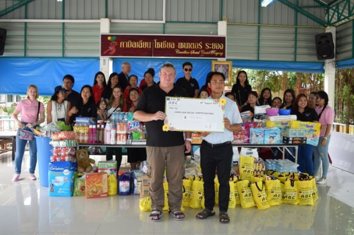 Geld und Sachspenden im Wert von 100.000 Baht überreichte das Team und Freunde der Sprachschule Easy ABC in Pattaya dem Camillian Social Center in Rayong, das HIV-infizierte Kinder betreut. Fotos: Easy ABC
