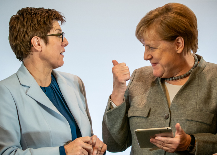 Annegret Kramp-Karrenbauer, Bundesministerin der Verteidigung und CDU-Bundesvorsitzende spricht mit Bundeskanzlerin Angela Merkel (CDU), vor Beginn der Sitzung des CDU Bundesvorstans. Foto: Michael Kappeler/Dpa