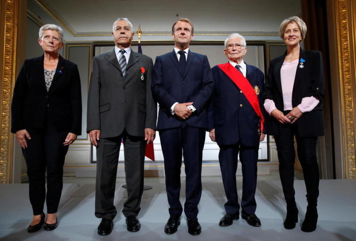 Der französische Präsident Macron veranstaltet eine Zeremonie zu Ehren der Harkis im Elysee-Palast in Paris. Foto: epa/Gonzalo Fuentes