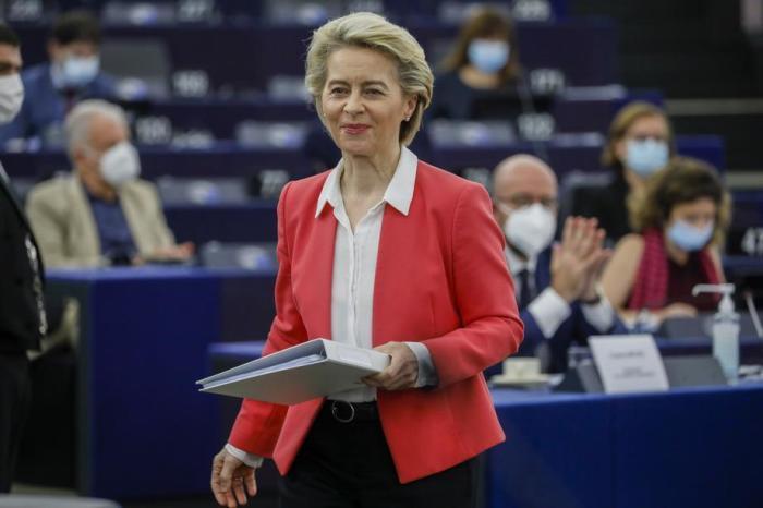 Kommissionspräsidentin Ursula von der Leyen nach ihrer Rede zu den Schlussfolgerungen der Sondersitzung des Europäischen Rates. Foto: epa/Julien Warnandjulien Warnand