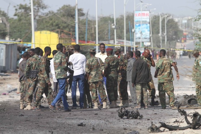 Somalische Soldaten inspizieren einen Anschlagsort in Mogadischu. Foto: epa/Said Yusuf Warsame