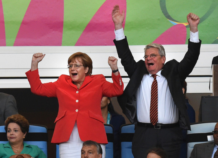  Bundeskanzlerin Angela Merkel (l.) und Bundespräsident Joachim Gauck (r.) bei der FIFA-Weltmeisterschaft in Rio de Janeiro im Jahr 2014. Foto: epa/Marcus Brandt