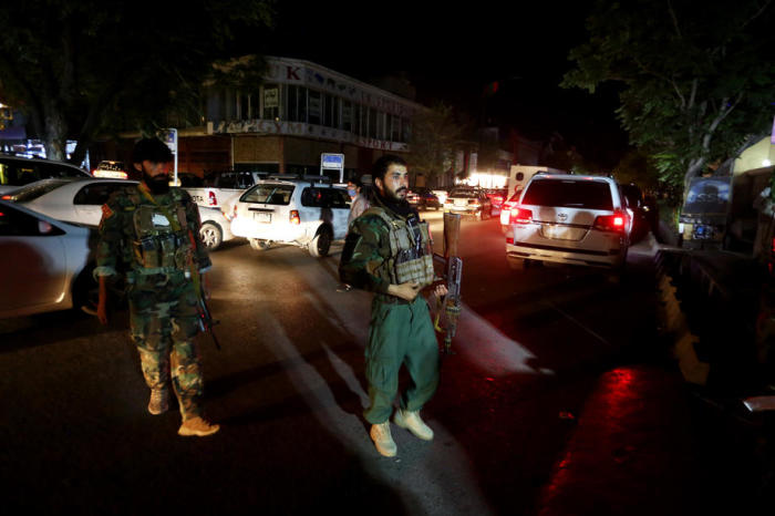 Afghanische Sicherheitsbeamte stehen vor dem Notfallkrankenhaus in Kabul Wache, nachdem eine Autobombe in der afghanischen Provinz Logar auf einen Marktplatz geworfen wurde. Foto: epa/Jawad Jalali