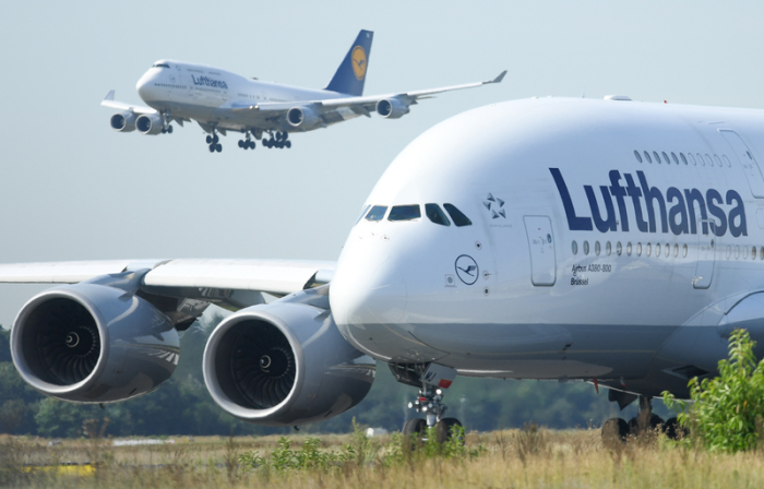 Eine Boeing 747-400 der Lufthansa landet am Flughafen von Frankfurt am Main hinter einem startbereiten Airbus A380-800. EU-Kommissionspräsidentin Ursula von der Leyen erwartet noch für diesen Dienstag eine Lösung im ... Foto: picture alliance/dpa