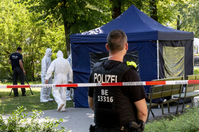 Beamte der Spurensicherung sichern in einem Faltpavillon Spuren am Tatort. Foto: Christoph Soeder/Dpa