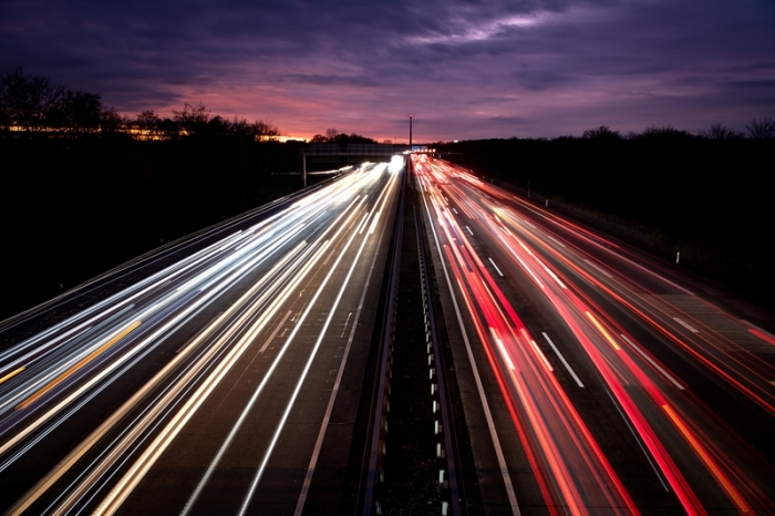 Autos fahren bei Sonnenuntergang über die A2. Der Verkehr auf den Fernstraßen in Niedersachsen hat in den vergangenen fünf Jahren spürbar zugenommen. Foto: Sina Schuldt/Dpa