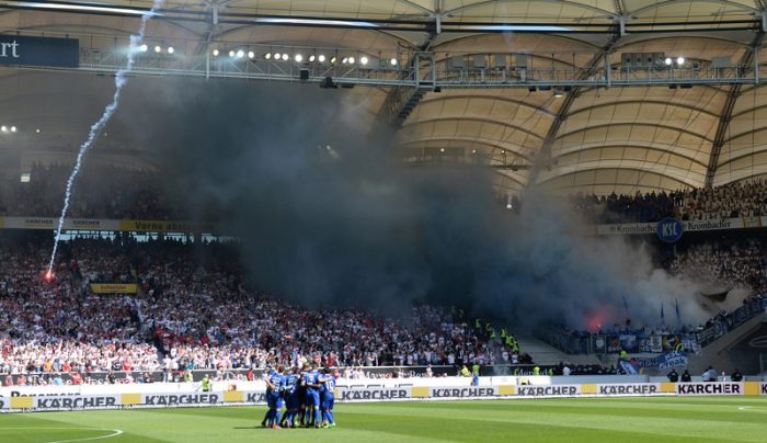 Fans des Karlsruher SC zünden Pyrotechnik im Fanblock vor Spielbeginn. Foto: Deniz Calagan/Dpa
