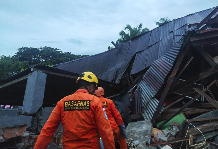 Ein Beben der Stärke 6,2 erschütterte die Insel Sulawesi. Foto: epa/Basarnas/handout