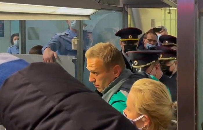 Der russische Oppositionspolitiker Alexej Nawalny (2.v.r.) bei seiner Ankunft in Moskau. Foto: epa/Kira Yarmysh