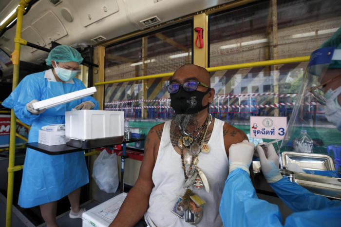 In Bangkok bringt ein Bus die Impfung. Foto: epa/Rungroj Yongrit