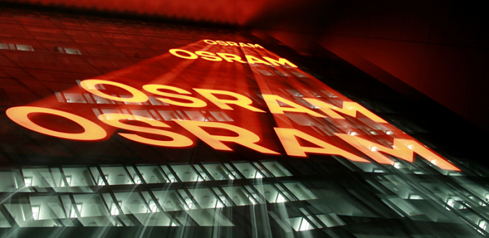 Die Nachtaufnahme mit Zoomeffekt zeigt die Zentrale der Firma Osram. Foto: Rene Ruprecht/Dpa