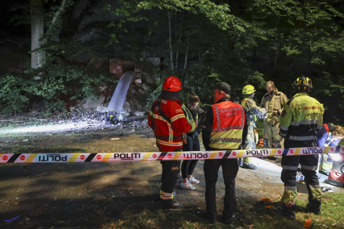 Feuerwehrleute arbeiten an dem Ort, an dem sieben Menschen bewusstlos aufgefunden wurden, in Oslo, Norwegen. Foto: epa/Geir Olsen