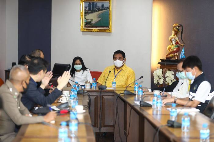 Pattayas Bürgermeister Sonthaya Khunpluem (M.) leitete am Donnerstag eine Sitzung zum geplanten 5G-Technologie-Entwicklungsprojekt. Bild: PR Pattaya