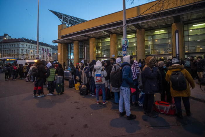 Die aus der Ukraine ankommenden Flüchtlinge warten am Nyugati-Bahnhof in Budapest auf Busse. Foto: epa/Zoltan Balogh