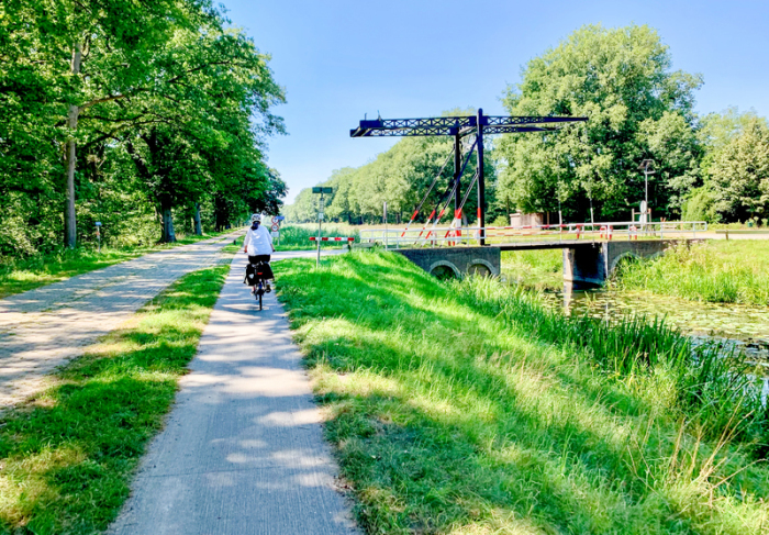 Der Nordhorn-Almelo-Kanal verbindet seit über 100 Jahren die Textilstadt Nordhorn (DE) mit der Textilstadt Almelo (NL). Fotos: Wolfgang Stelljes/dpa-tmn