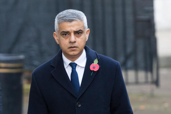 Der britische Bürgermeister von London, Sadiq Khan, geht durch die Downing Street, um an der nationalen Gedenkfeier teilzunehmen. Foto: epa/Vickie Flores