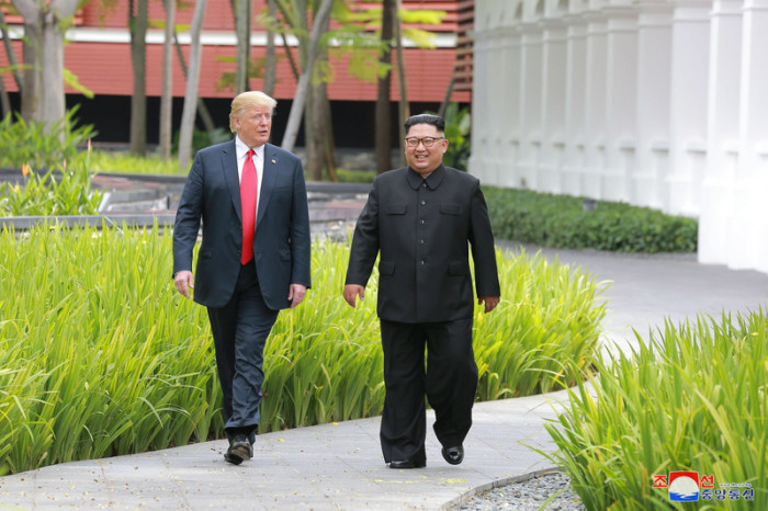 US-Präsident Donald Trump (l.) und Nordkoreas Machthaber Kim Jong Un (r.) beim Treffen in Singapur. Foto: epa/Kcna