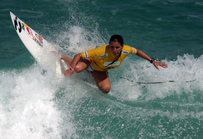 Die brasilianische Surferin Maya Gabeira nimmt an der zweiten Runde des Billabong Rio Pro im Rahmen der Surf's World Tour am Strand Barra da Tijuca in Rio de Janeiro teil. Foto: epa/Antonio Lacerda