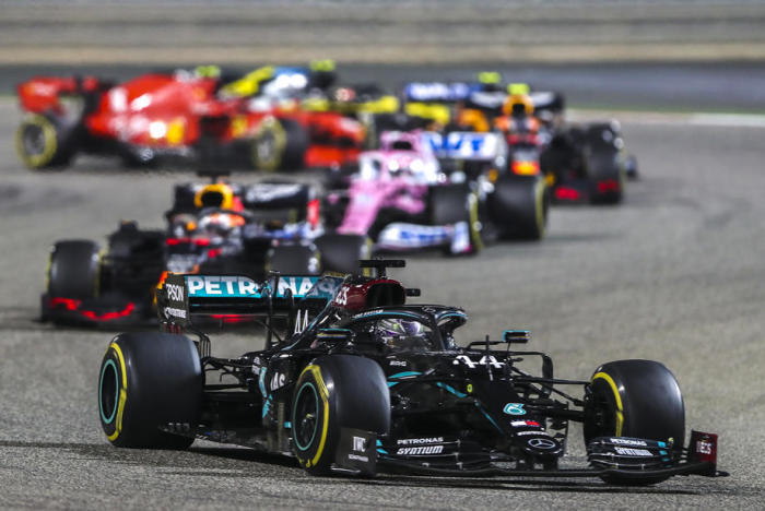 Britischer Formel-1-Pilot Lewis Hamilton (vorne) von Mercedes-AMG Petronas in Aktion während des Formel-1-Grand Prix von Bahrain auf dem Bahrain International Circuit in Sakhir. Archivfoto: epa/Kamran Jebreili