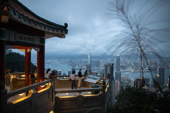 Die Leute stehen auf einer Aussichtsplattform mit Blick auf den Victoria Harbour in Hongkong. Foto: epa/Jerome Favre