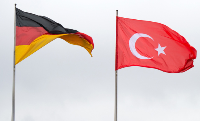 Die Flaggen von Deutschland und der Türkei wehen vor dem Bundeskanzleramt. Foto: Bernd von Jutrczenka/Dpa