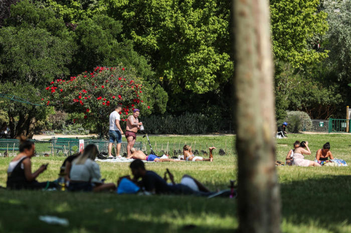 Im Champ de Mars-Park sonnen sich die Menschen in der Sonne, während eine Hitzewelle über Paris rollt. Foto: epa/Mohammed Badra