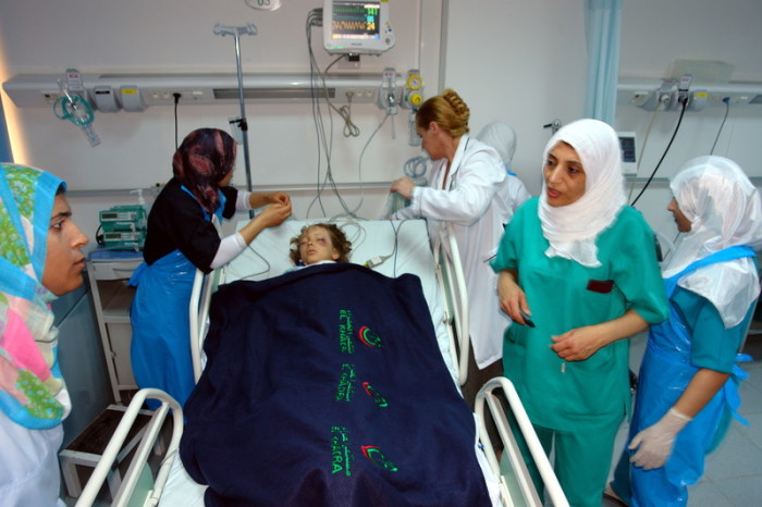 Das Foto vom 13. Mai 2010 zeigt den 8-jährigen niederländischen Jungen Ruben van Assouw, der im Al-Khadra-Krankenhaus in Tripolis gepflegt wurde. Foto: epa/Tripoli Post