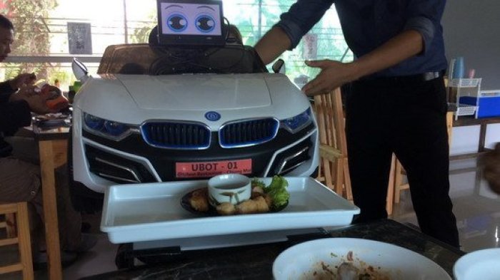Der selbstgebaute Roboterkellner soll Personalkosten sparen. Foto: National News Bureau of Thailand