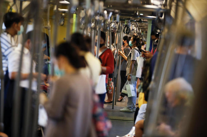 In Bangkok fahren Menschen mit Schutzmasken im Massentransport System BTS Skytrain. Foto: epa/Diego Azubel