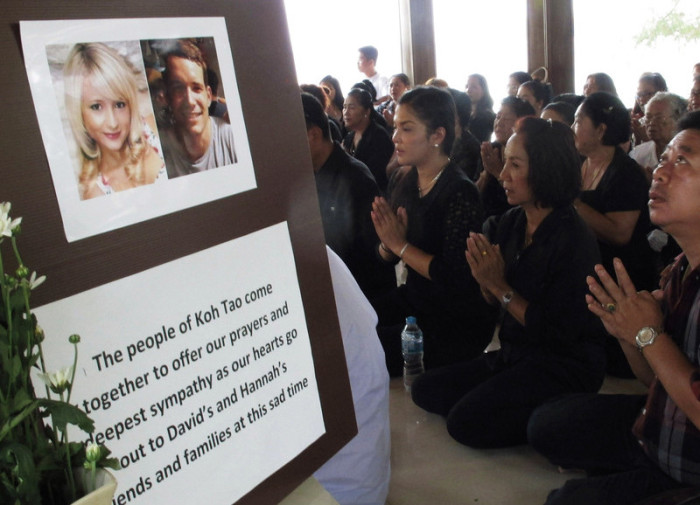 Trauerfeier und stilles Gedenken von Einheimischen auf Koh Tao für die ermordeten Touristen im September. Bis heute zweifeln viele an der Polizeiermittlung – offensichtlich nicht mehr die Eltern der Opfer. 