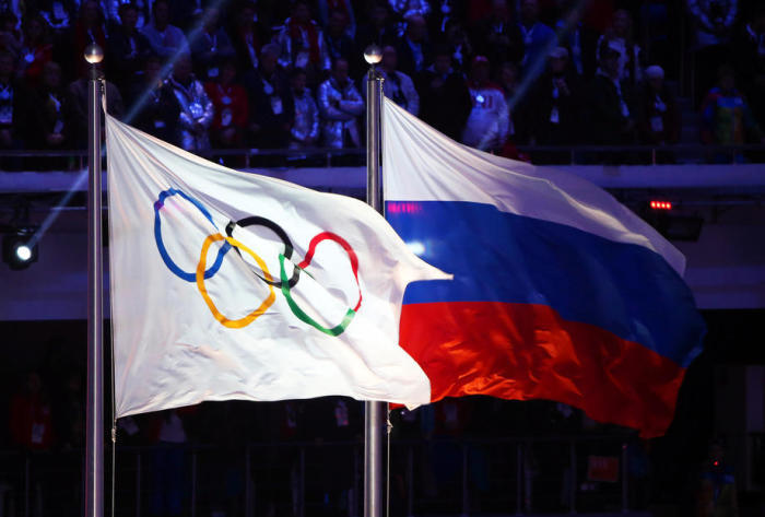 Die Olympische Flagge (L) und die russische Flagge (R). Foto: epa/Hannibal Hanschke