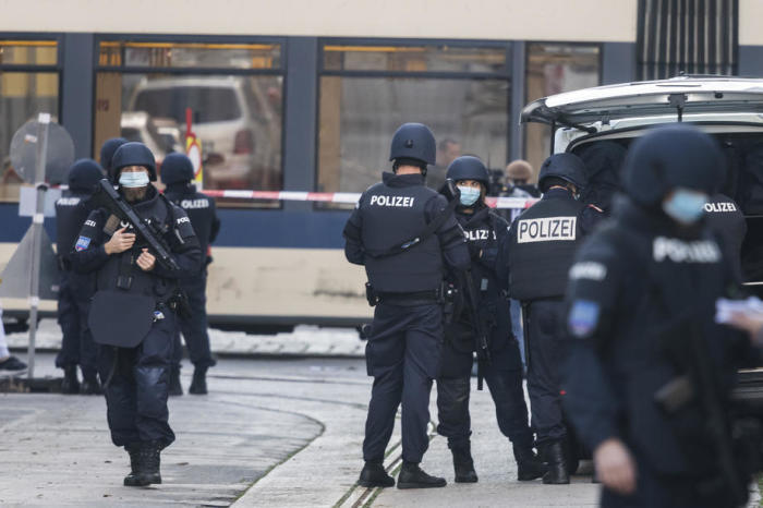 Österreichs bewaffnete Polizeibeamte bei einer Razzia in einer Moschee in Wien. Archivfoto: epa/FELIX HUBER