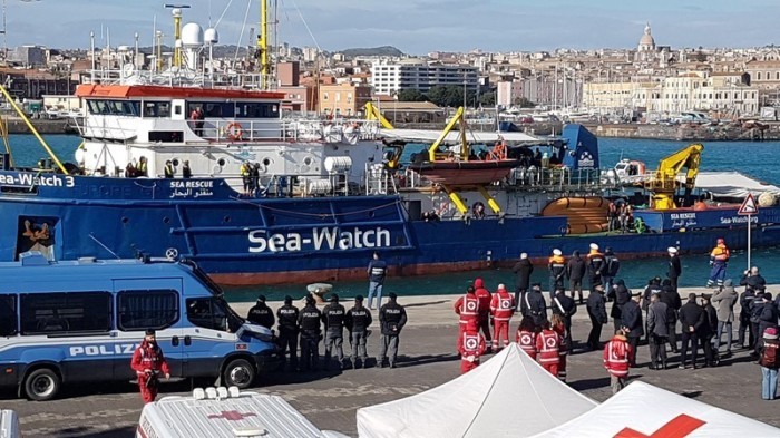 Das Such- und Rettungsschiff Sea-Watch 3 mit 47 Asylbewerbern an Bord läuft in den Hafen von Catania ein. Foto: epa/Orietta Scardino
