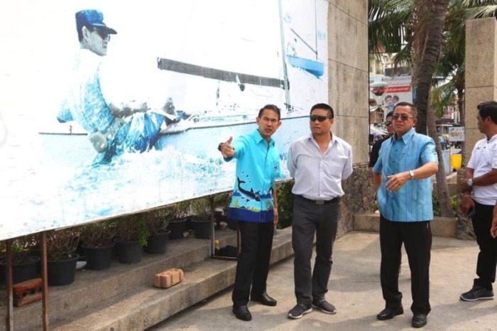 Vertreter und führende Beamte der City Hall untersuchen den Zustand des „Pattaya Beach Sailing Club Memorial“. Foto: PR Pattaya