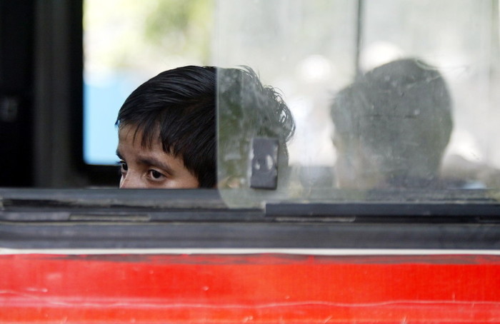 Ein in Indien unter Zwang arbeitendes Kind sieht in einem Fahrzeug sitzend zu, wie es gerettet und zu einer nahe gelegenen Polizeistation in Neu-Delhi gebracht wird. Archivfoto: epa/ANINDITO MUKHERJEE