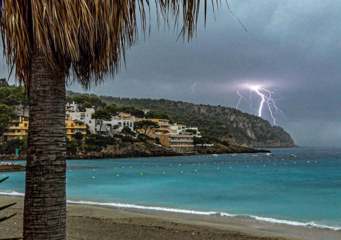 Gewitter über Andratx, Mallorca. Foto: epa/Cati Cladera