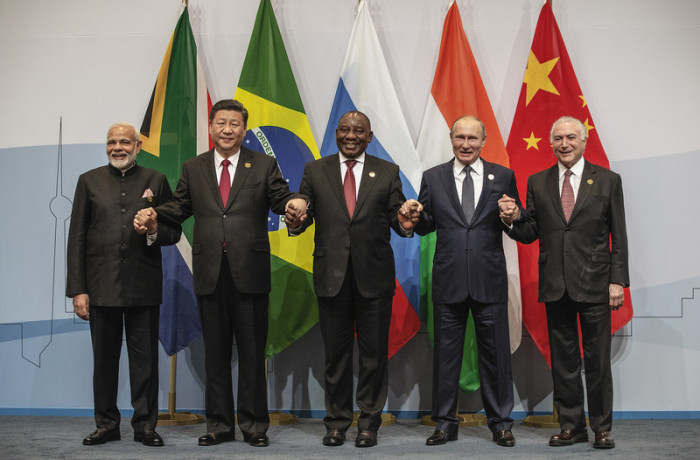 Chinas Präsident Xi Jinping (2-l.) Indiens Premierminister Narendra Modi (l.) Südafrikas Präsident Cyril Ramaphosa (M.), Brasiliens Präsident Michel Temer (r.) und Präsident Wladimir Putin (2-r.). Foto: epa/Gianluigi Guercia
