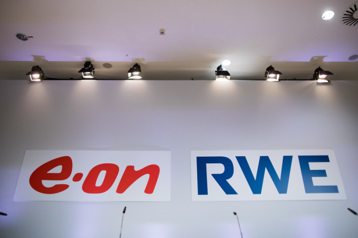 Die Logos von RWE und Eon sind vor einer gemeinsamen Pressekonferenz auf dem Podium zu sehen. Foto: Rolf Vennenbernd/Dpa